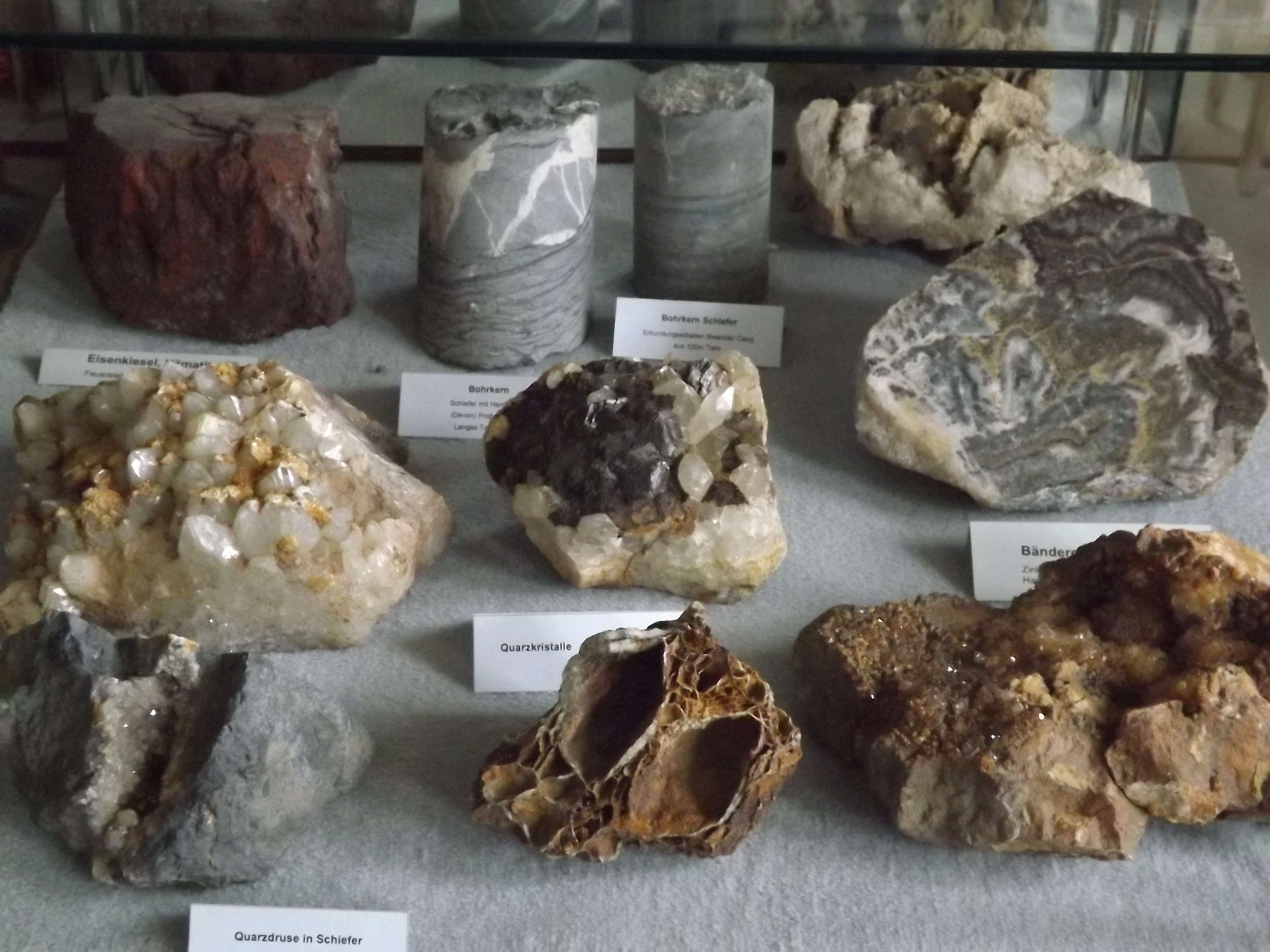 Mineralien und Bohrkerne