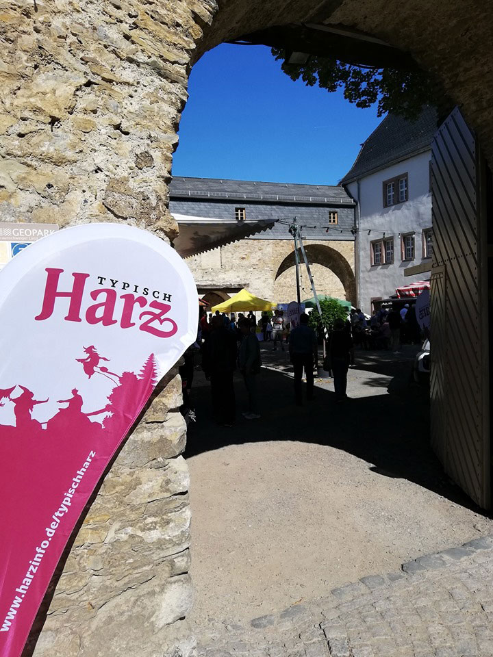 Typisch Harz Markt Flagge an der Harzgeröder Schlosseinfahrt