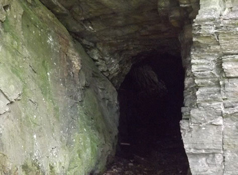 Tunnel durch den Fels