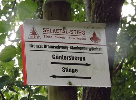 Schild, das den Grenzpunkt Braunschweig-Blankenburg/Anhalt markiert