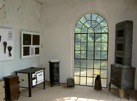 Ausstellungsraum mit altem Ofen